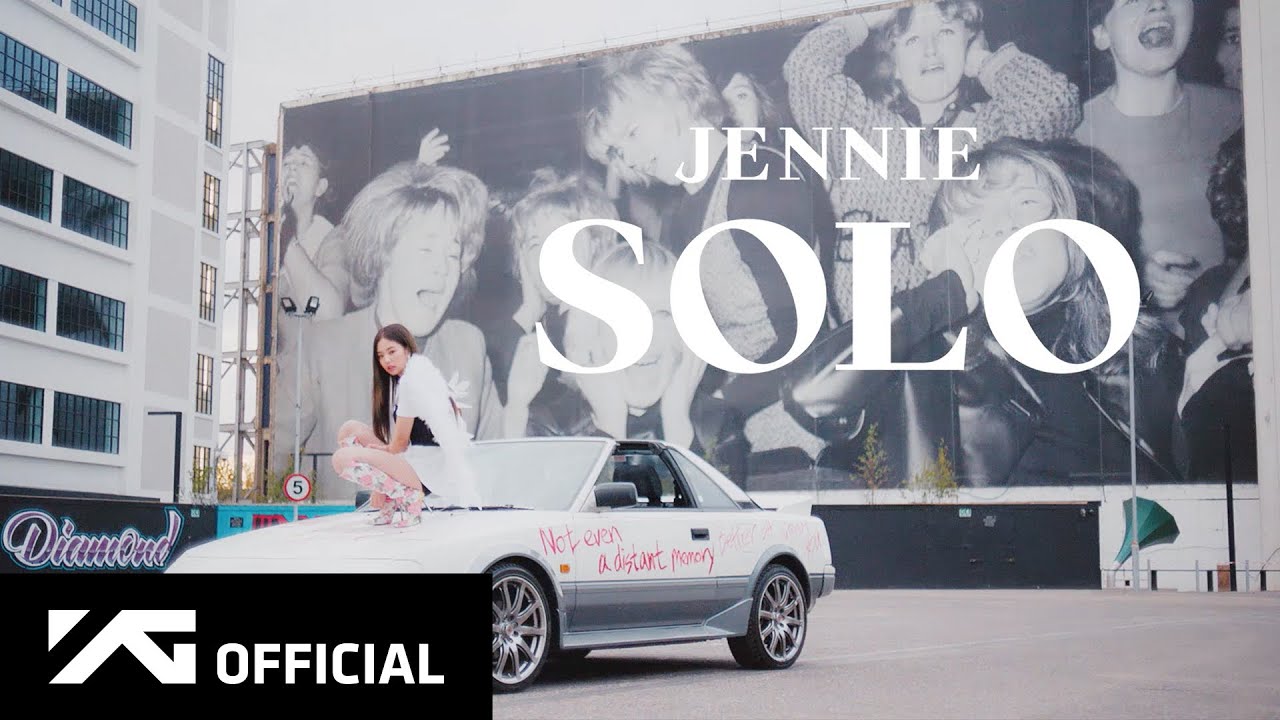 JENNIE ‘SOLO’ MV 리뷰: 당당함 그 자체, 출근길 지하철을 런웨이로 만드는 곡