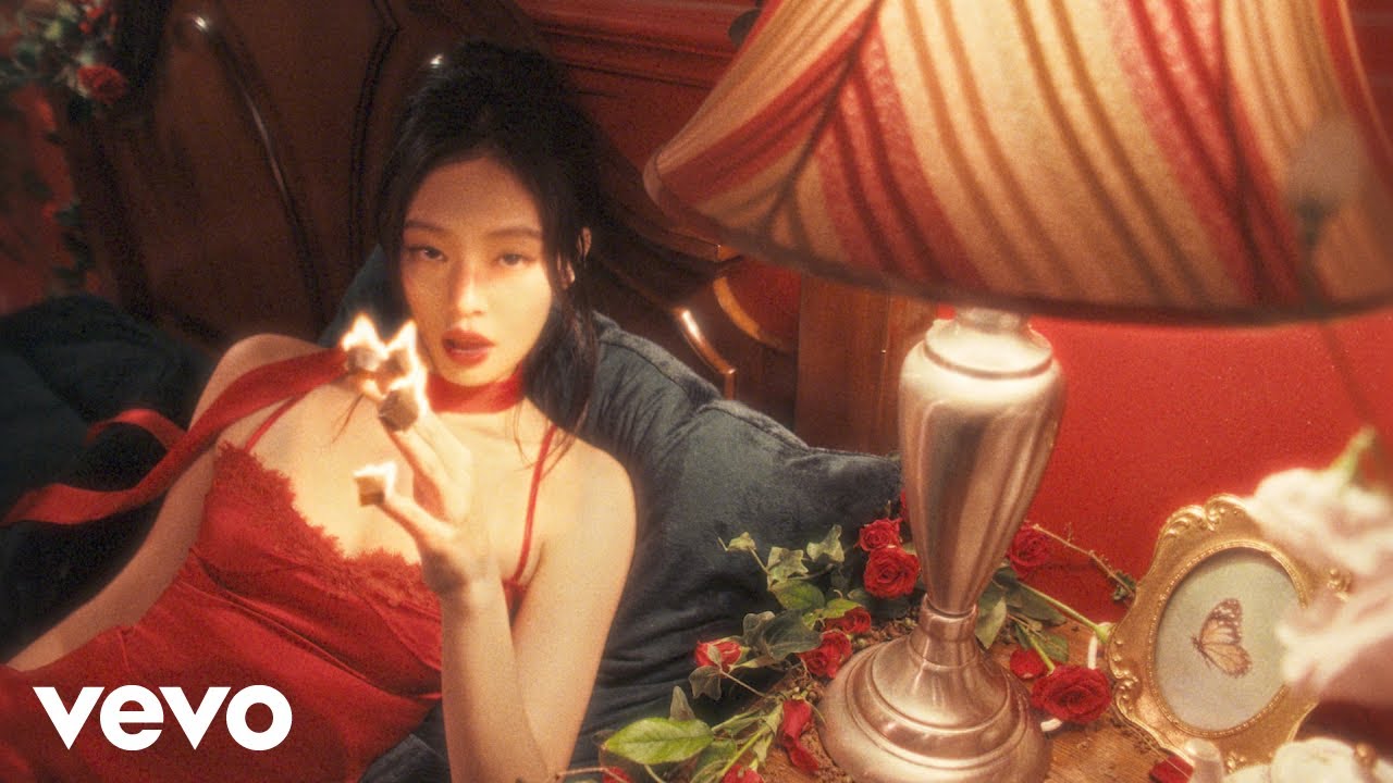 JENNIE ‘FALLEN ANGEL’ MV 리뷰: 천사의 추락이 이렇게 아름다울 수 있다니